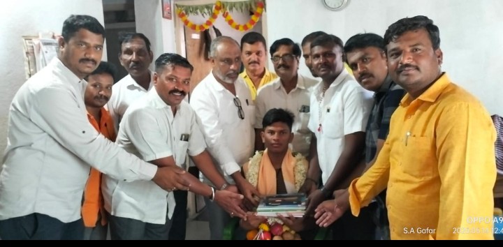 ಪತ್ರಿಕೆ ವಿತರಣೆ ಮಾಡುತ್ತಾ ಶಿವನಗೌಡ ಪಾಟೀಲ ಉತ್ತಮ ಅಂಕ ಪಡೆದಿದ್ದು ಶ್ಲಾಘನೀಯ – ಶಂಕರ್ ಕುದುರಿಮೋತಿ