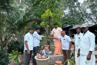 ನವಿಲಕಲ್ ಶ್ರೀ ಶಾಂಭವಿ ಬೃಹನ್ ಮಠದಲ್ಲಿ ಪತ್ರಿಕಾ ದಿನಾಚರಣೆ.. ಅಭಿನವ ಶ್ರೀಗಳಿಂದ ಸಸಿಗೆ ನೀರು ಹಾಕುವ ಮೂಲಕ ಚಾಲನೆ