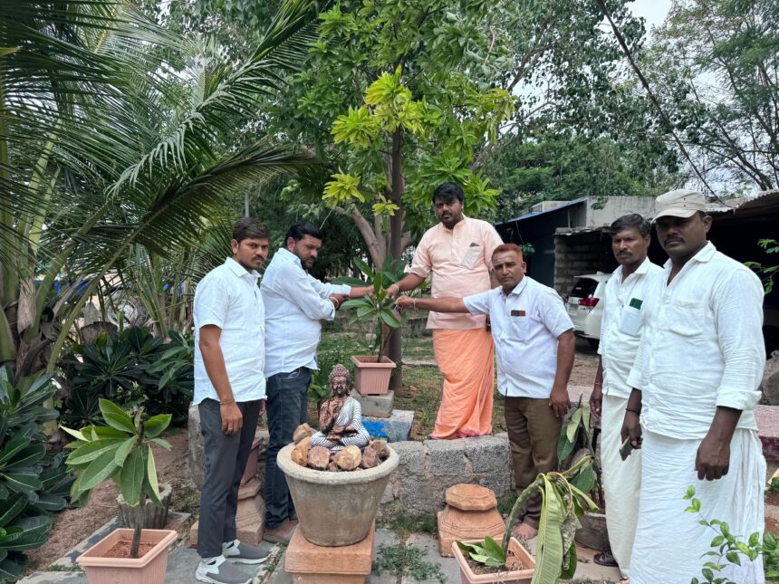 ನವಿಲಕಲ್ ಶ್ರೀ ಶಾಂಭವಿ ಬೃಹನ್ ಮಠದಲ್ಲಿ ಪತ್ರಿಕಾ ದಿನಾಚರಣೆ.. ಅಭಿನವ ಶ್ರೀಗಳಿಂದ ಸಸಿಗೆ ನೀರು ಹಾಕುವ ಮೂಲಕ ಚಾಲನೆ