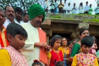 ಹಂಪಿಯ ತುಂಗಭದ್ರಾ ನದಿಗೆ ಬಾಗಿನ ಅರ್ಪಿಸಿದ ಅಂಕಲಿಮಠದ ಶ್ರೀಗಳು