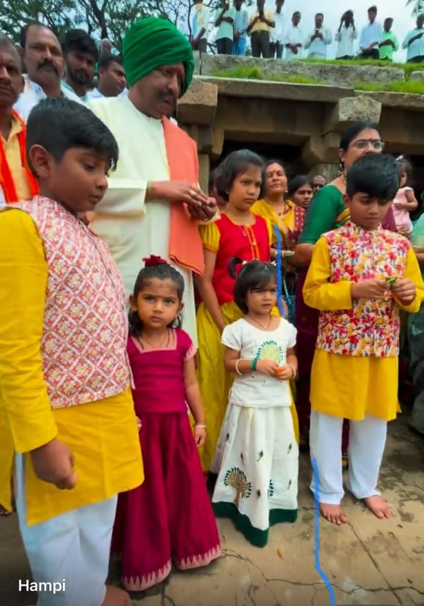 ಹಂಪಿಯ ತುಂಗಭದ್ರಾ ನದಿಗೆ ಬಾಗಿನ ಅರ್ಪಿಸಿದ ಅಂಕಲಿಮಠದ ಶ್ರೀಗಳು