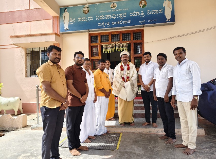 ವ್ಯಾಕರನಾಳ ಗ್ರಾಮಸ್ಥರಿಂದ ಅಂಕಲಿಮಠ ಕಿರಿಯ ಪೂಜ್ಯರಿಗೆ ಗೌರವ  ಸನ್ಮಾನ