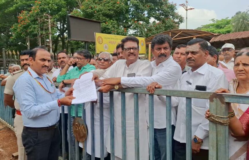 ಕನ್ನೇರಿ ಸ್ವಾಮಿಜಿಗಳಿಗೆ ಕರ್ನಾಟಕ  ಪ್ರವೇಶಿಸದಂತೆ ನಿರ್ಬಂಧ ಹೇರಲು ಲಿಂಗಾಯತ ಸಂಘಟನೆಗಳ  ಒತ್ತಾಯ 